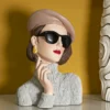 Buste Femme Parisienne Béret Beige Lunettes Noires Haut en Maille Grise