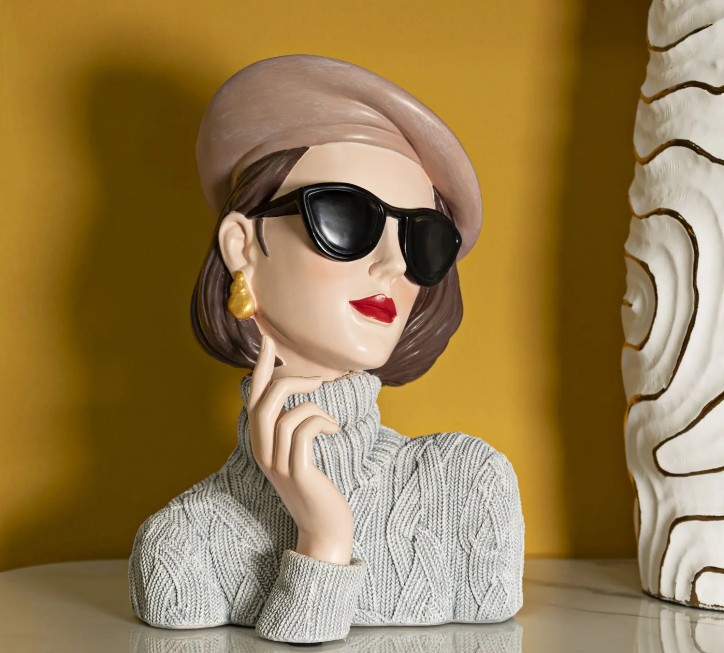 Buste Femme Parisienne Béret Beige Lunettes Noires Haut en Maille Grise