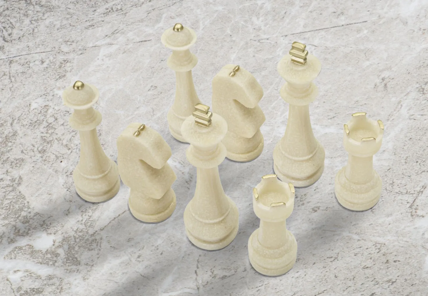 Ensemble d'échecs en polyrésine tons clairs et détails dorés