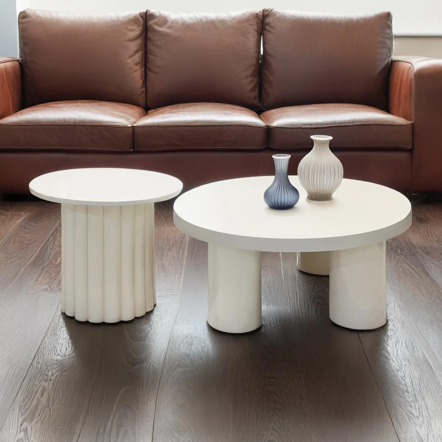 Ensemble de 2 tables basses rondes avec piètement style colonne Storia Crème