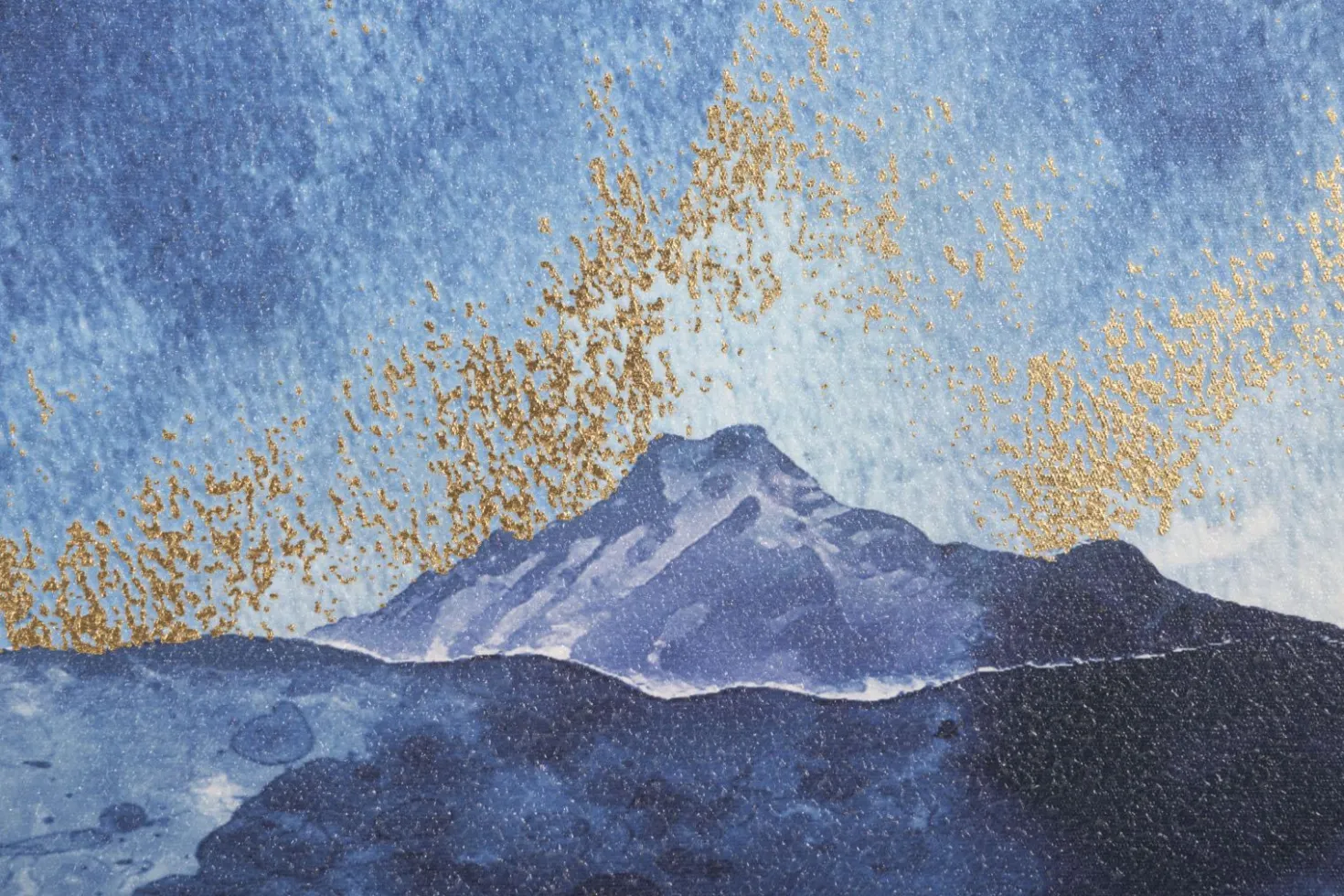 Impression toile paysage montagne encadrée en bois massif nuances de bleu embellissements dorés