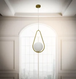 Lampe de plafond Glamy sphère en verre blanc et métal doré