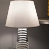 Lampe de table Candela céramique blanche abat-jour tissu argenté