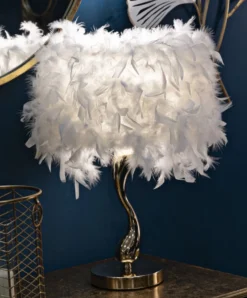Lampe de table Chariot métal doré abat-jour plumes synthétiques Blanches