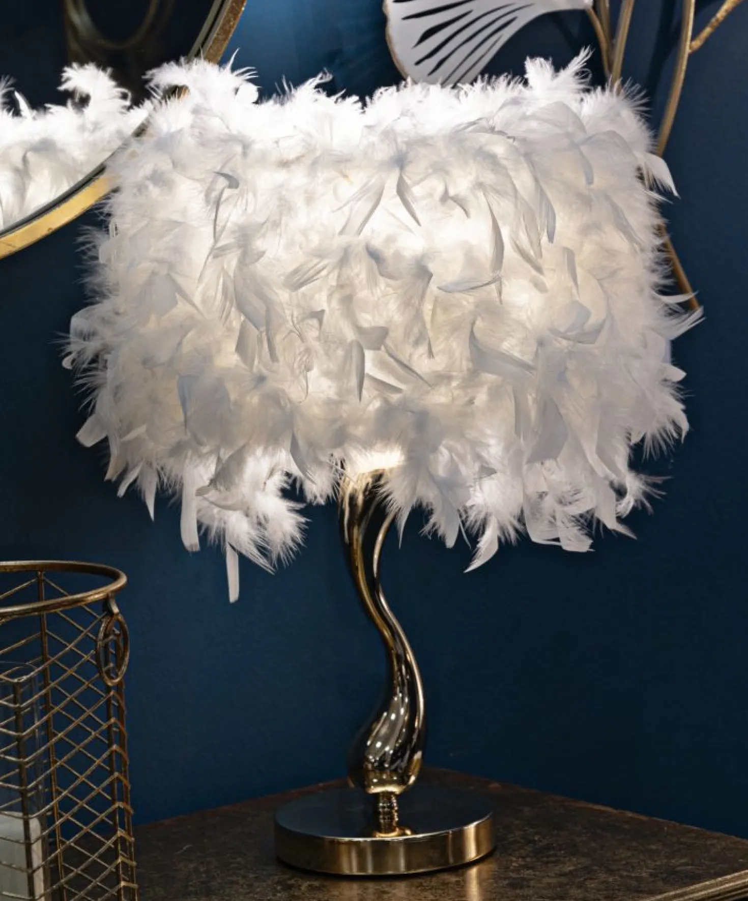 Lampe de table Chariot métal doré abat-jour plumes synthétiques Blanches