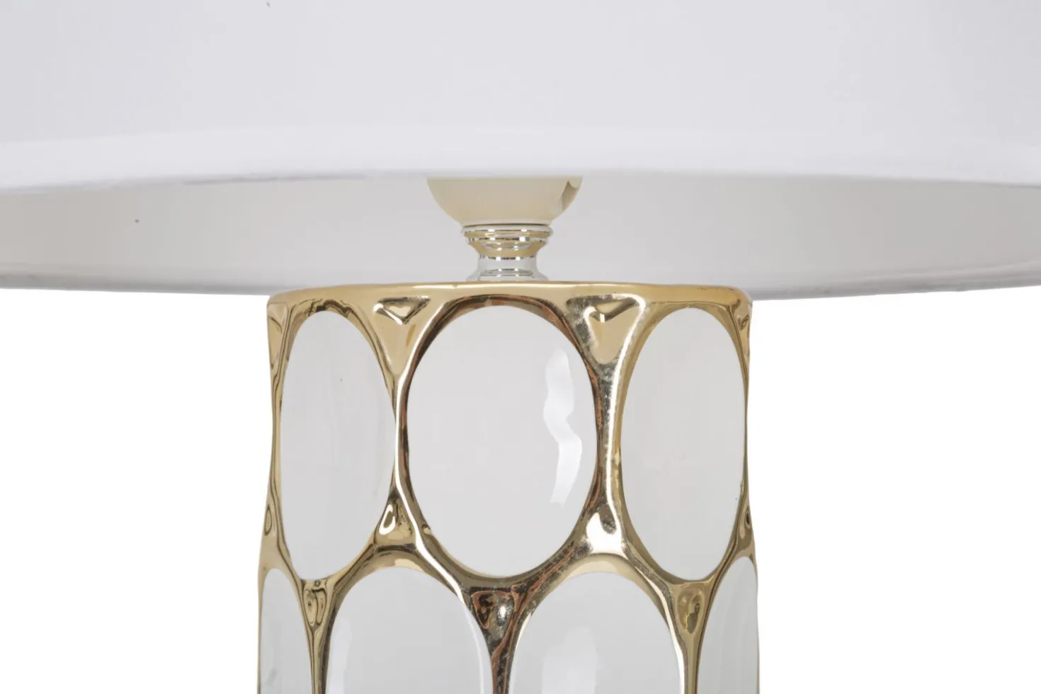 Lampe de table céramique blanche décorations dorées abat-jour tissu blanc