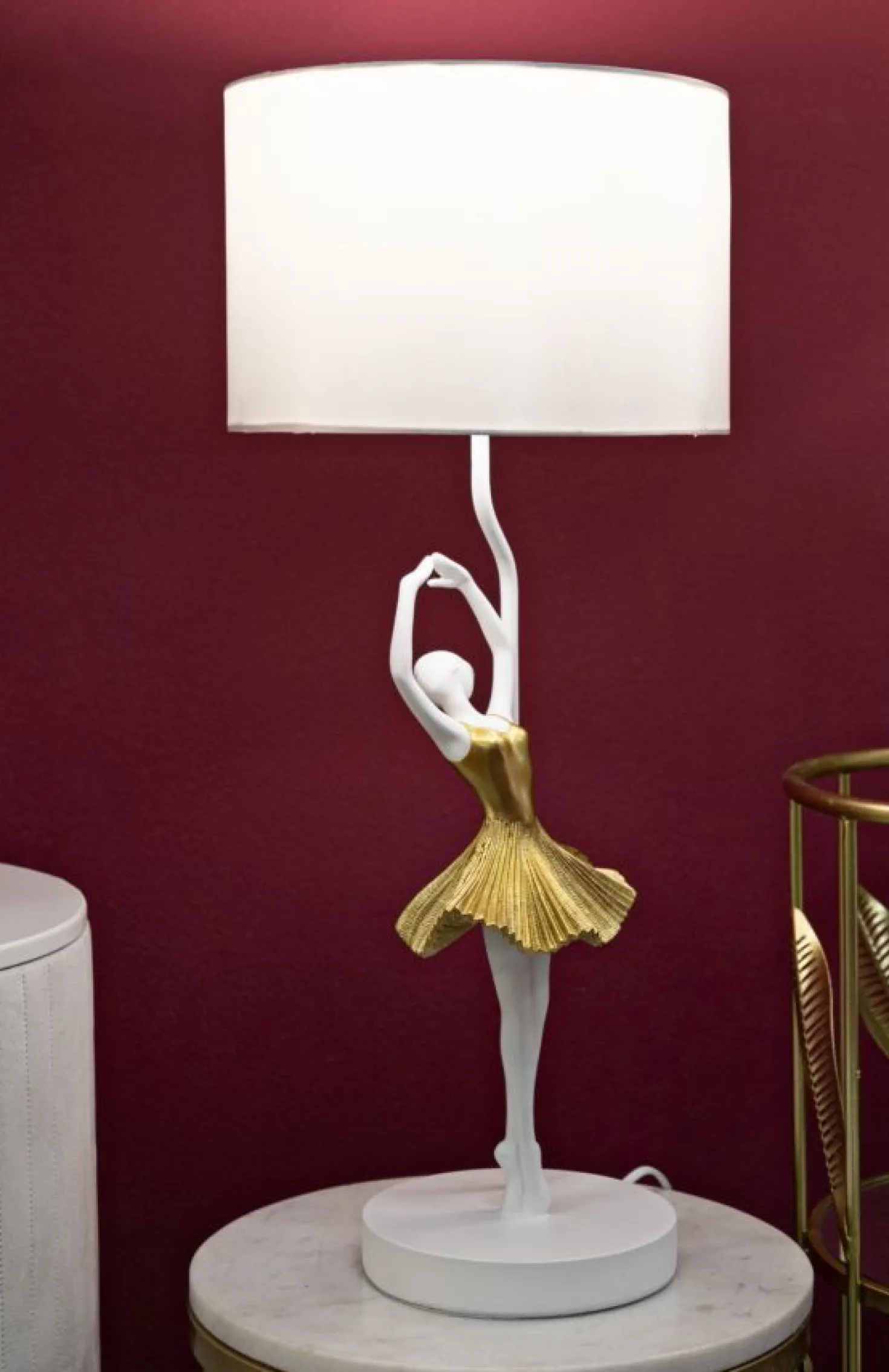 Lampe de table Danseuse métal et résine robe dorée abat-jour tissu blanc