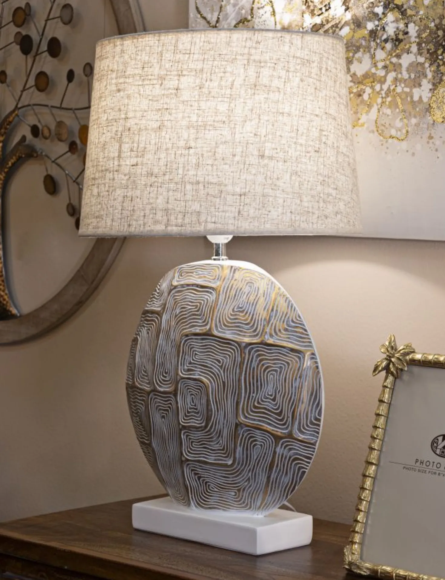 Lampe de table en résine décor géométrique abat-jour tissu beige