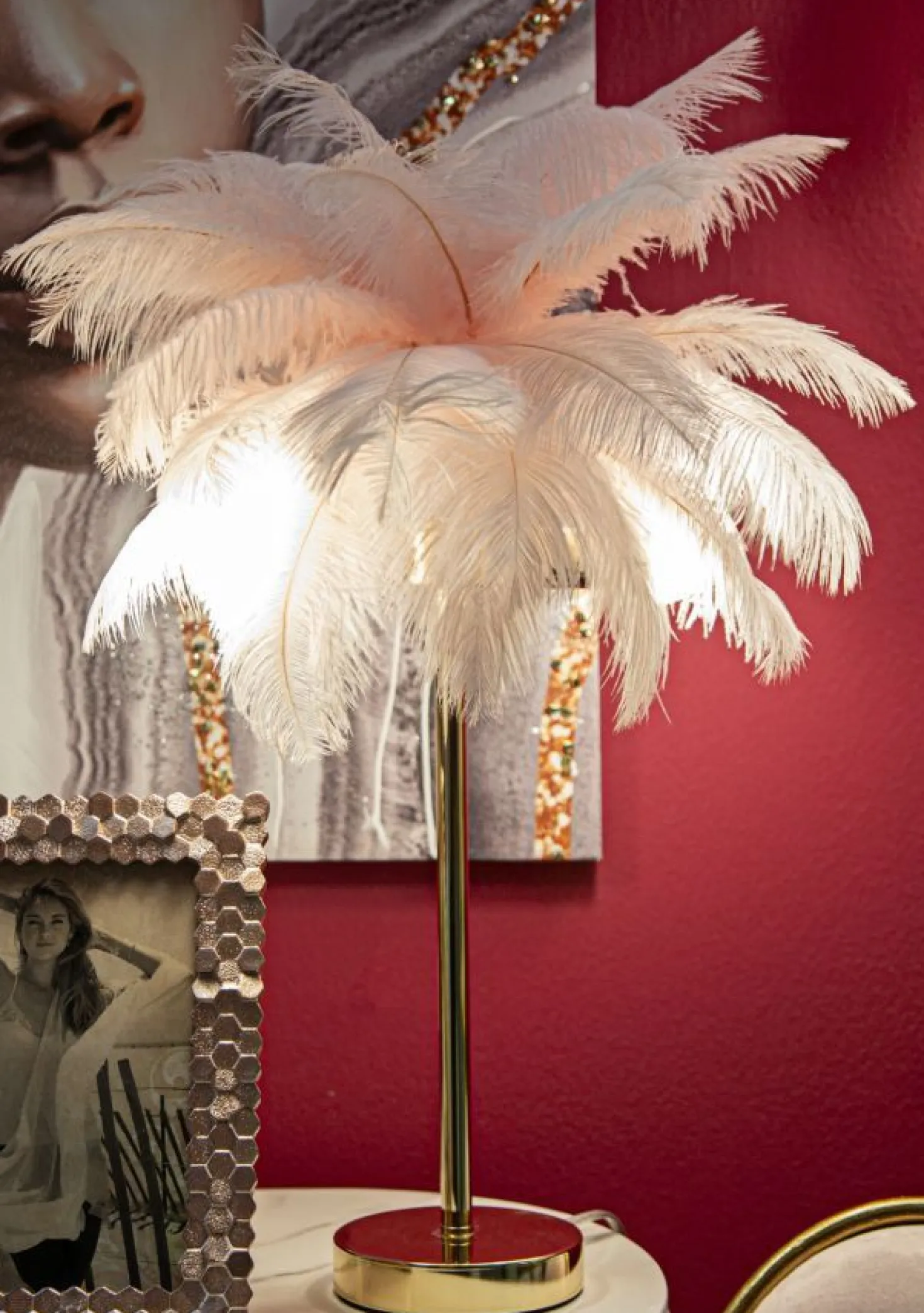 Lampe de table Palm métal doré et abat-jour plumes roses