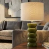 Lampe de table Torr céramique émaillée vert olive abat-jour clair