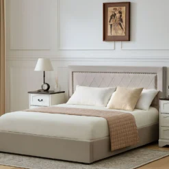 Lit coffre Sandiego avec sommier relevable 160x200cm et tête de lit cloutée Velours Taupe