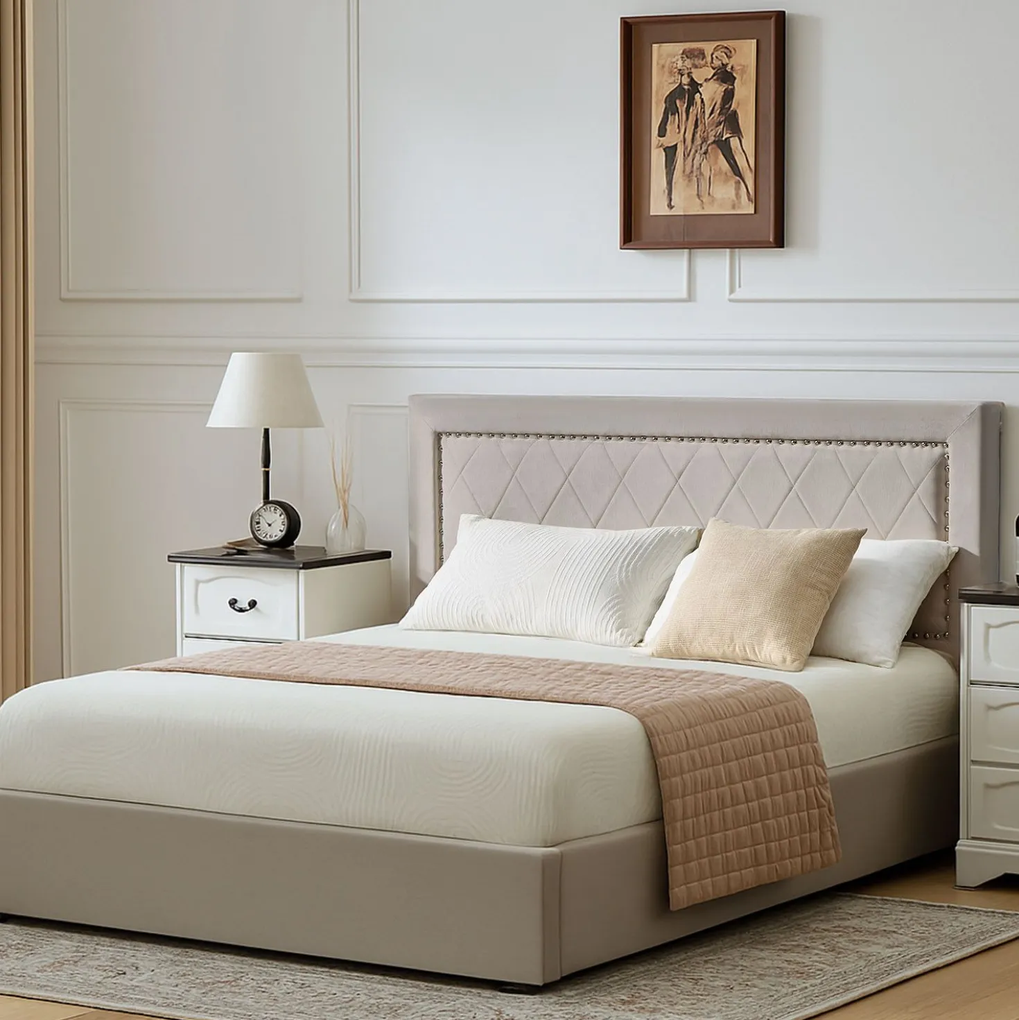 Lit coffre Sandiego avec sommier relevable 160x200cm et tête de lit cloutée Velours Taupe