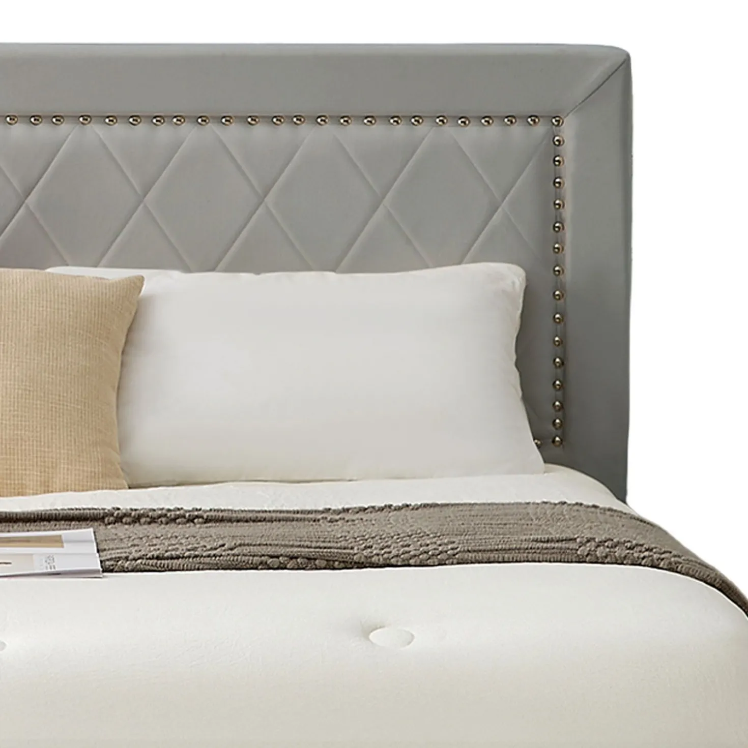 Lit coffre Sandiego avec sommier relevable 180x200cm et tête de lit cloutée Velours Gris clair