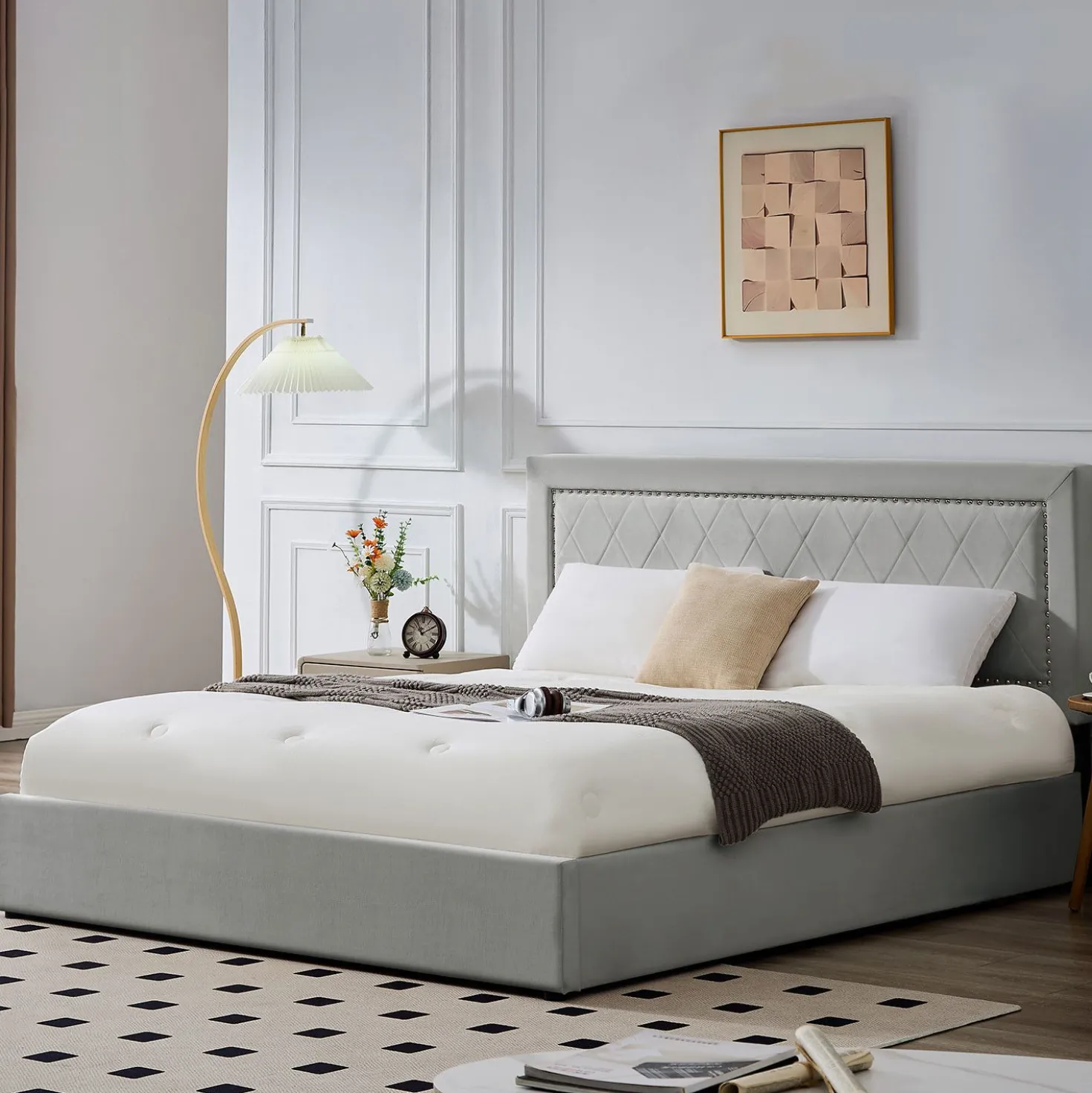 Lit coffre Sandiego avec sommier relevable 180x200cm et tête de lit cloutée Velours Gris clair