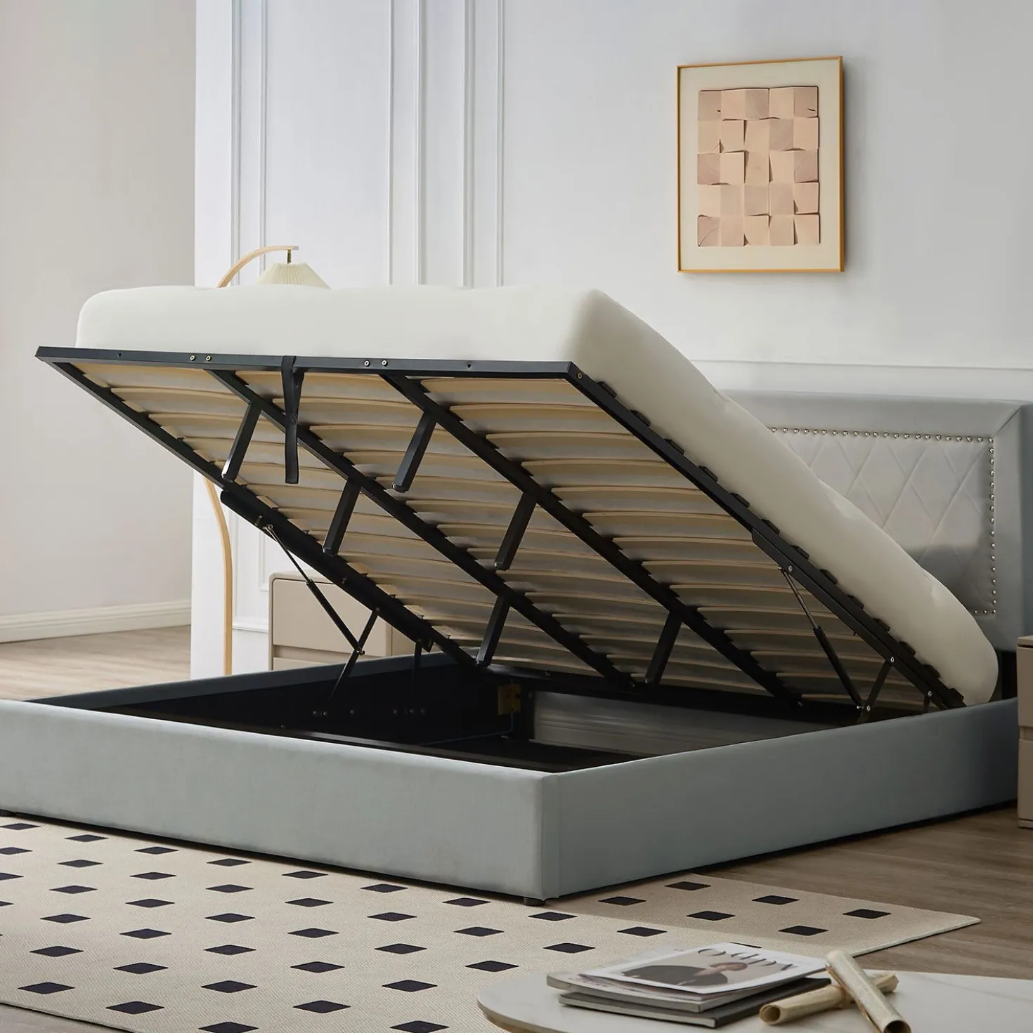 Lit coffre Sandiego avec sommier relevable 180x200cm et tête de lit cloutée Velours Gris clair
