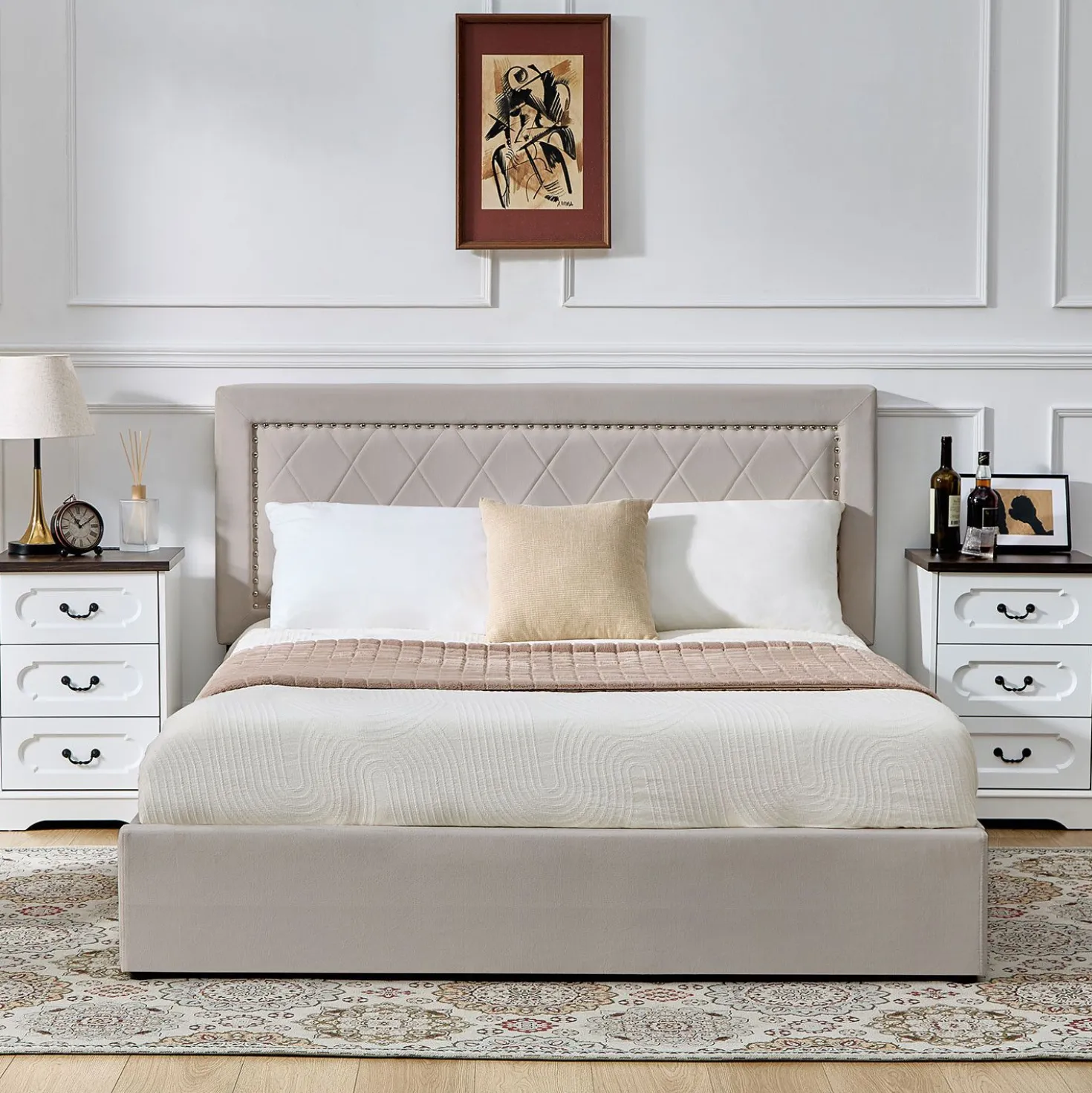 Lit coffre Sandiego avec sommier relevable 140x200cm et tête de lit cloutée Velours Taupe
