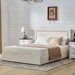 Lit coffre Sandiego avec sommier relevable 160x200cm et tête de lit cloutée Velours Beige clair