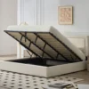Lit coffre Sandiego avec sommier relevable 180x200cm et tête de lit cloutée Velours Beige clair
