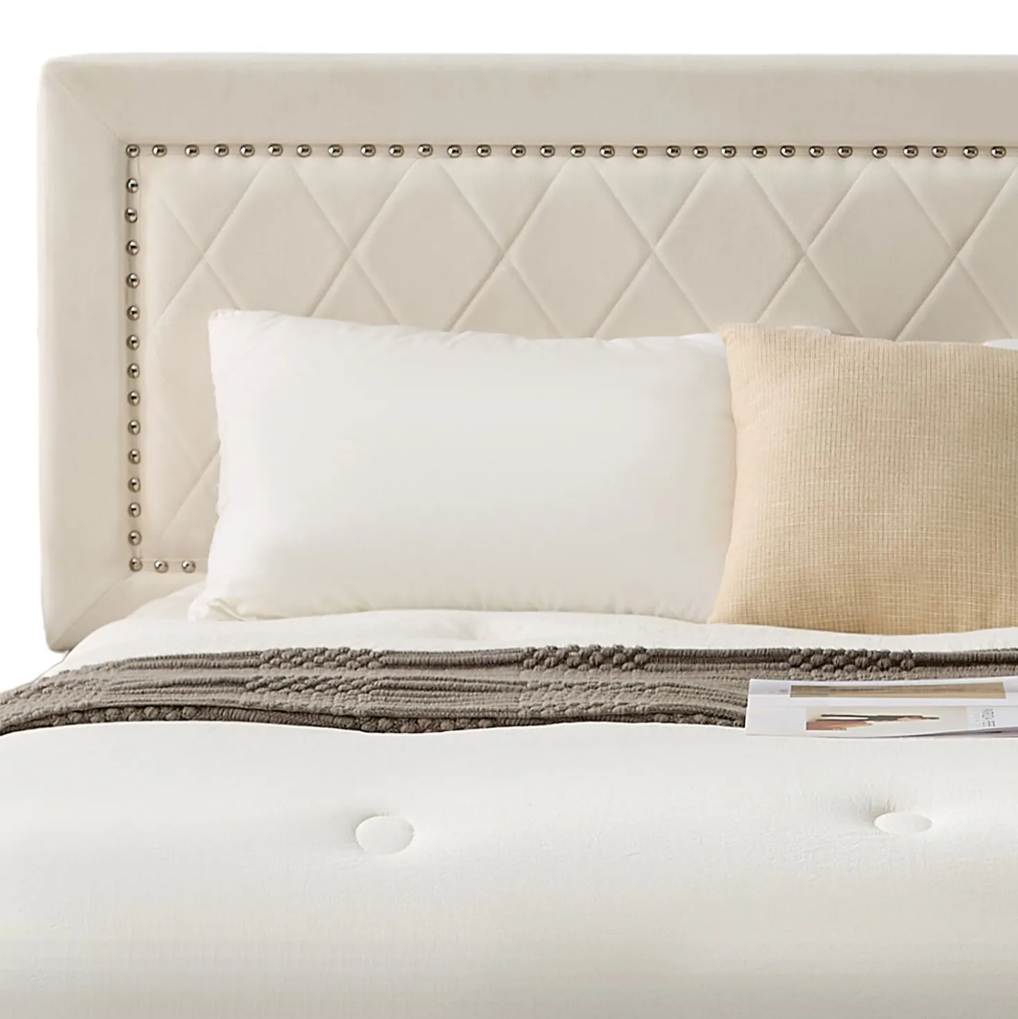 Lit coffre Sandiego avec sommier relevable 180x200cm et tête de lit cloutée Velours Beige clair