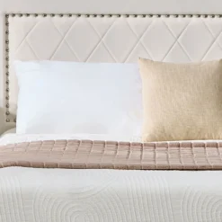 Lit coffre Sandiego avec sommier relevable 140x200cm et tête de lit cloutée Velours Beige