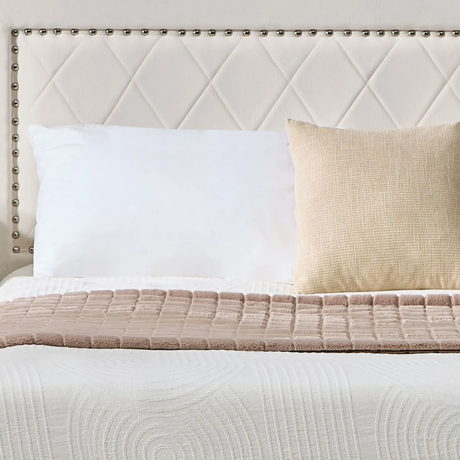 Lit coffre Sandiego avec sommier relevable 140x200cm et tête de lit cloutée Velours Beige