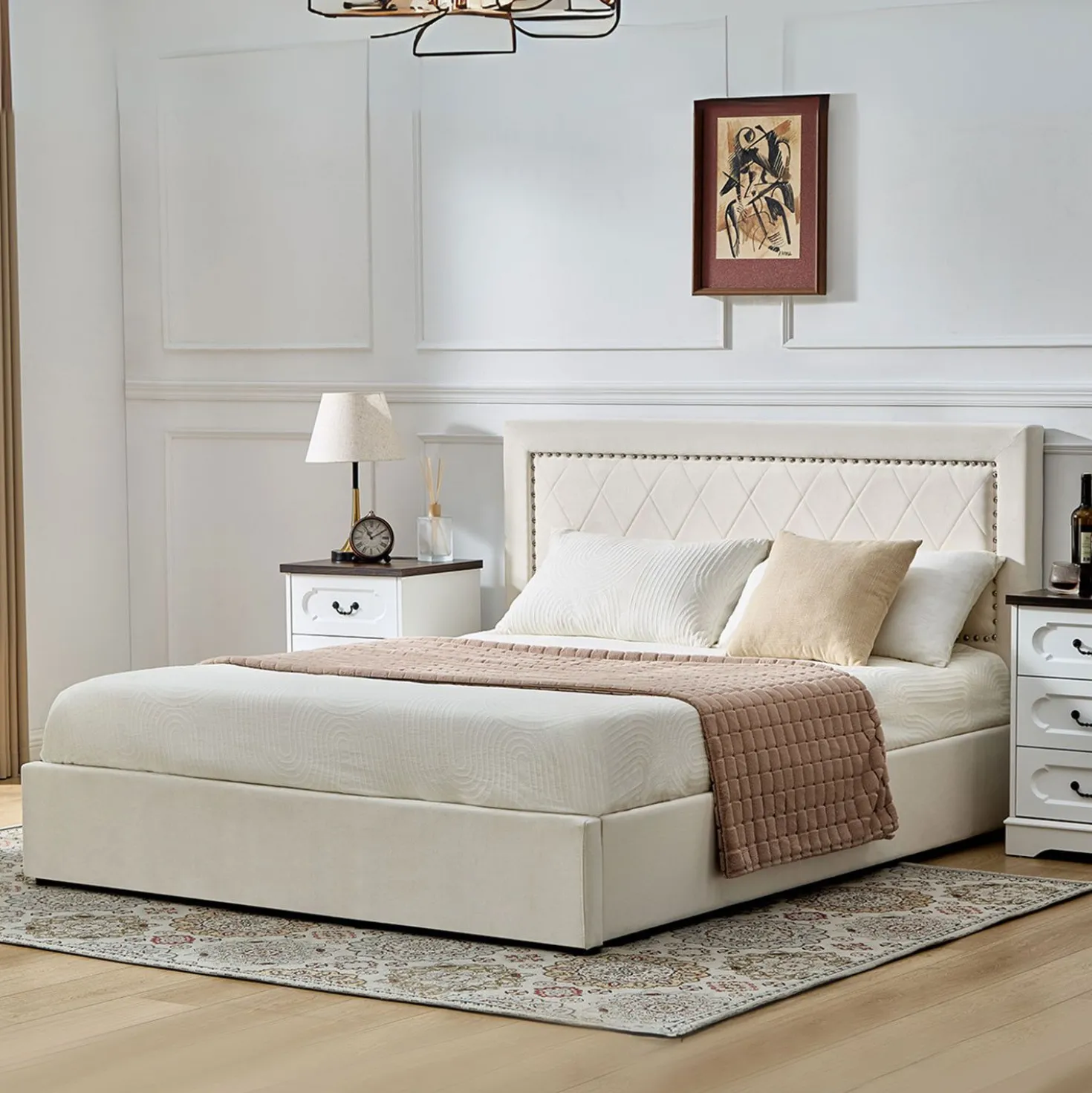 Lit coffre Sandiego avec sommier relevable 140x200cm et tête de lit cloutée Velours Beige