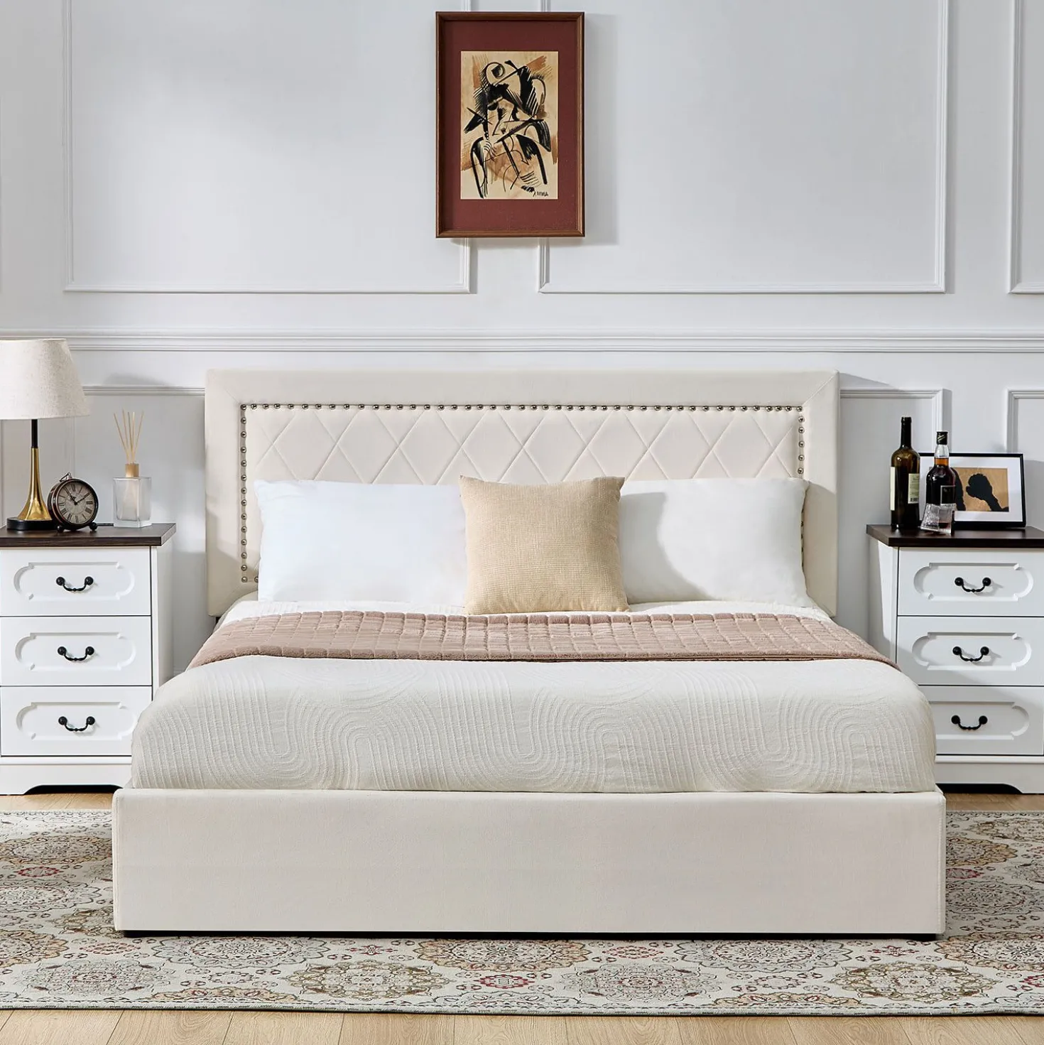 Lit coffre Sandiego avec sommier relevable 140x200cm et tête de lit cloutée Velours Beige