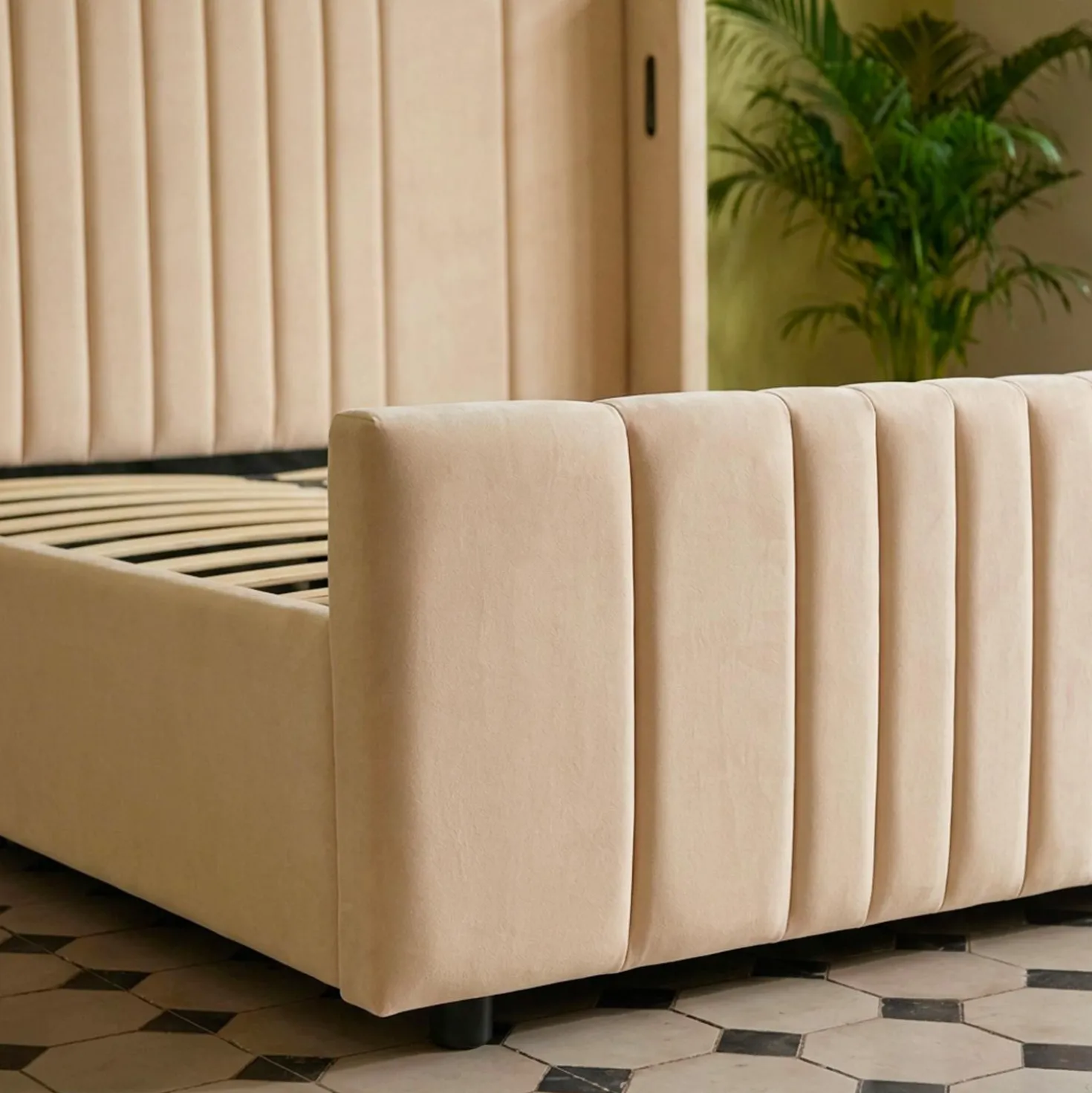 Lit complet avec sommier relevable prises USB et lumières intégrées Line 140x190cm Velours Beige
