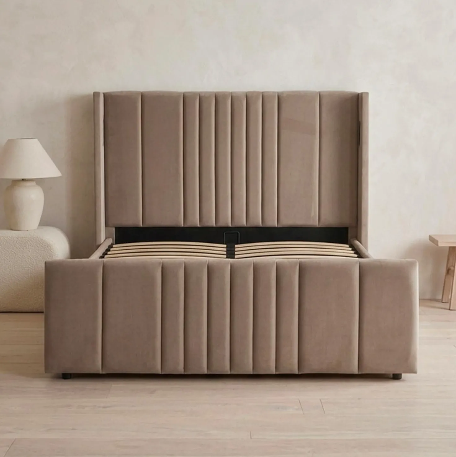 Lit complet avec sommier relevable prises USB et lumières intégrées Line 140x190cm Velours Taupe