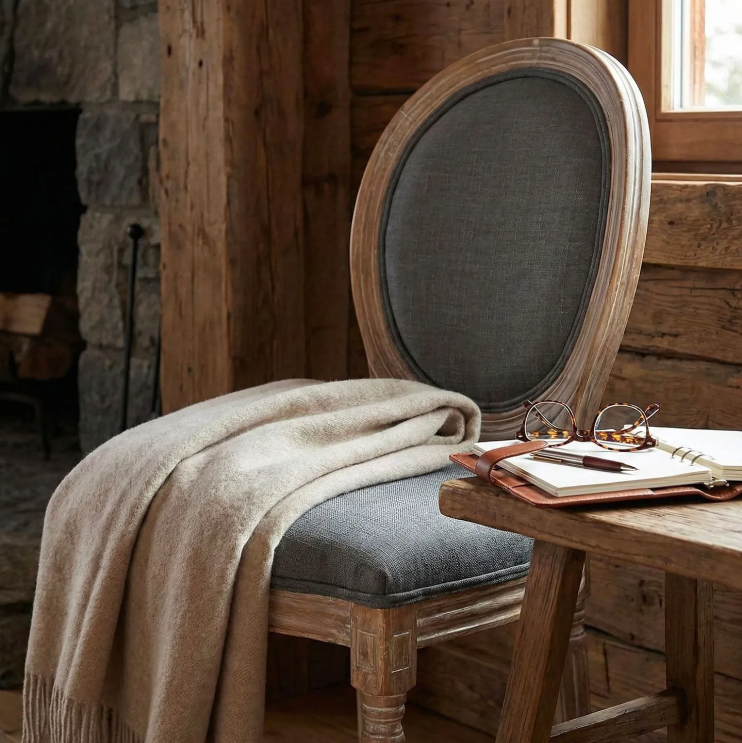Lot de 2 chaises médaillon style Louis XVI Bois massif patiné et Tissu Gris