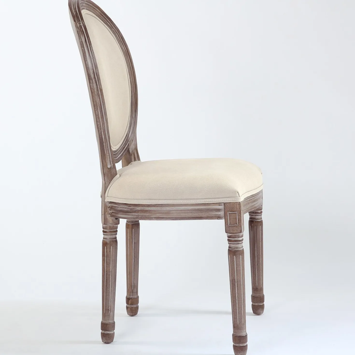 Lot de 2 chaises médaillon style Louis XVI Bois massif patiné et Tissu Beige