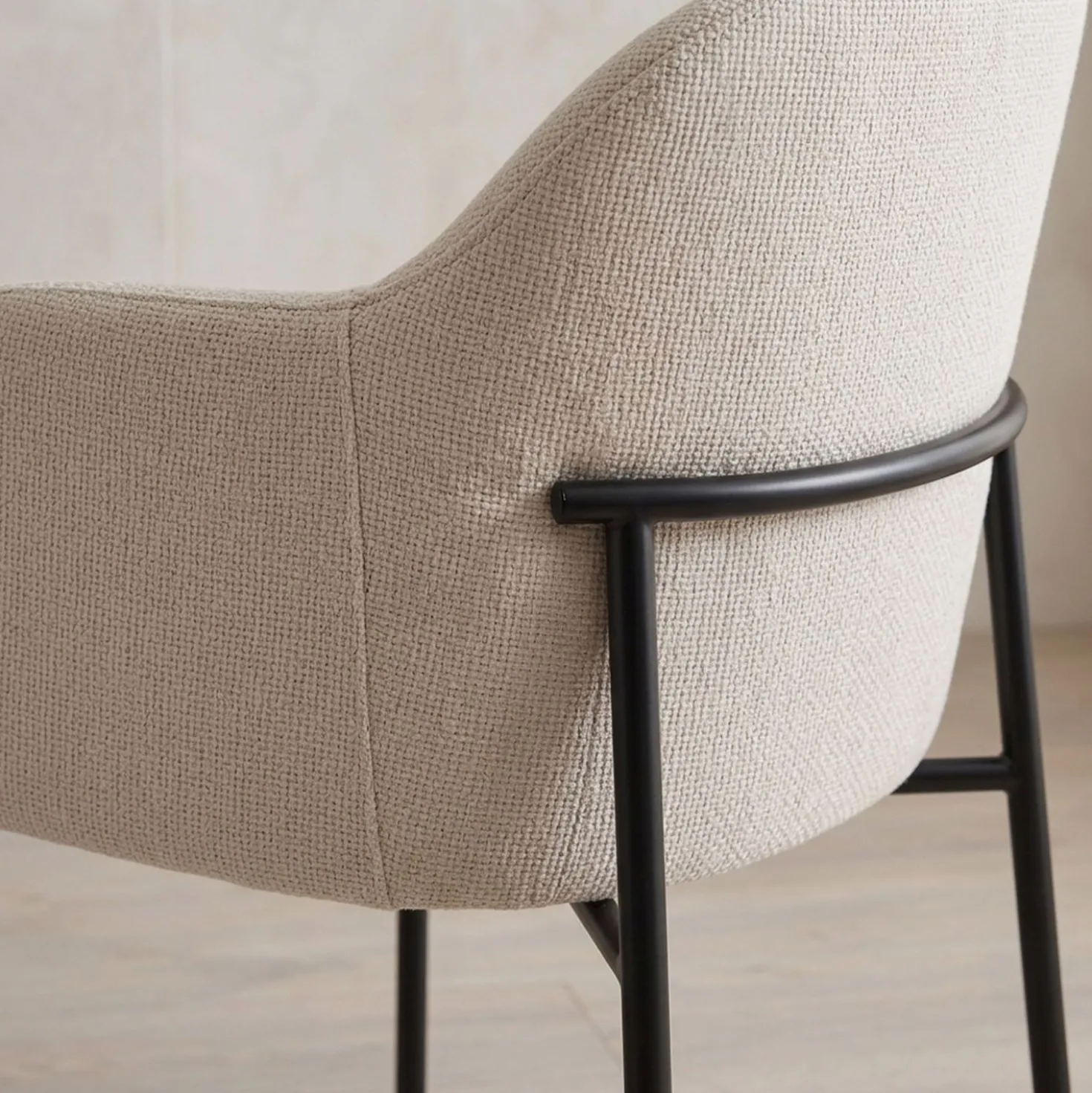Lot de 8 chaises modernes matelassées Inaya Métal Noir et Tissu Beige