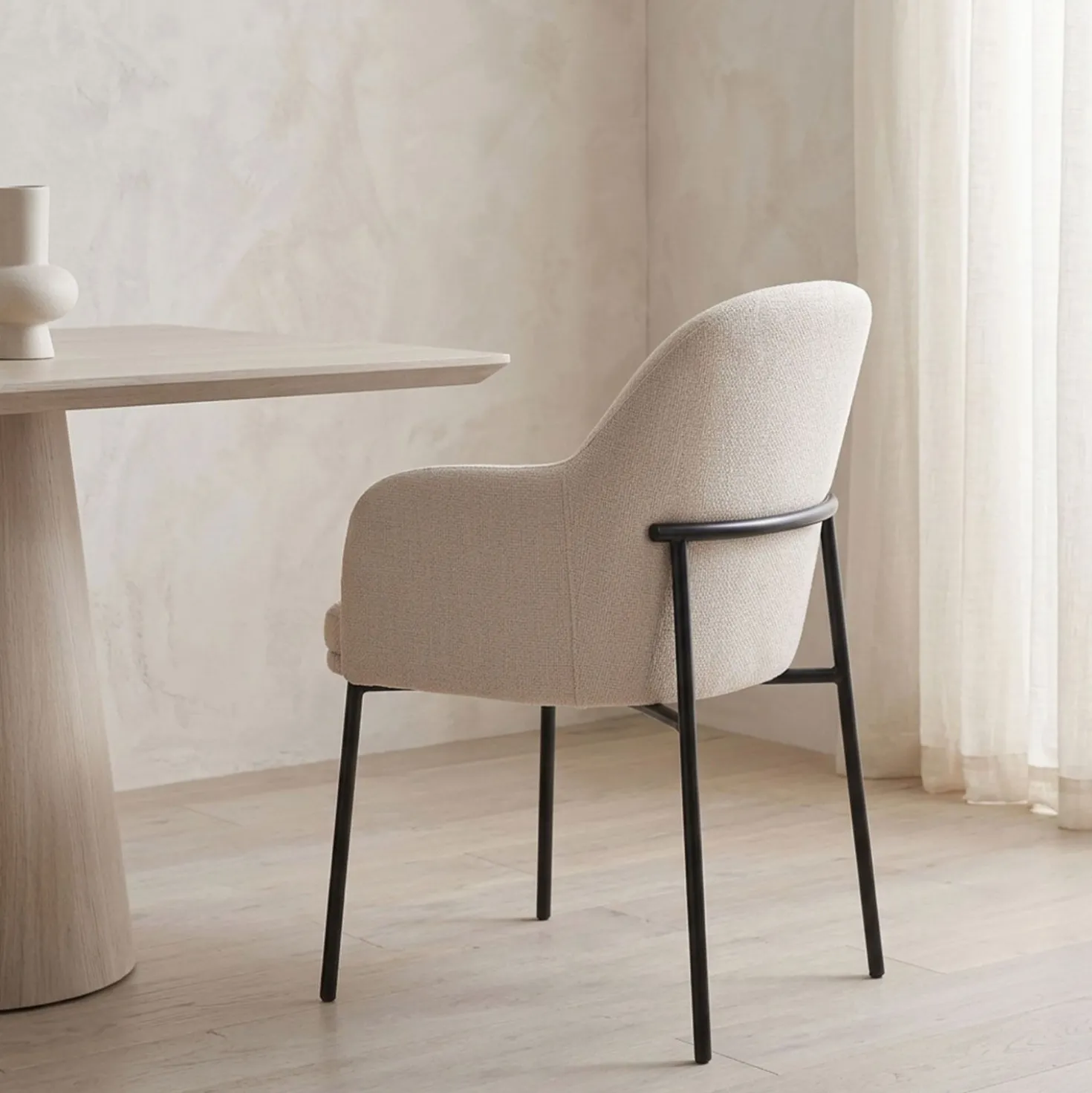Lot de 8 chaises modernes matelassées Inaya Métal Noir et Tissu Beige