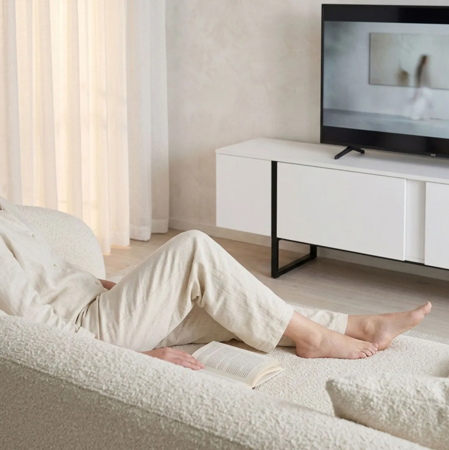 Meuble TV moderne avec 2 portes Valmain L180cm Blanc et Métal Noir