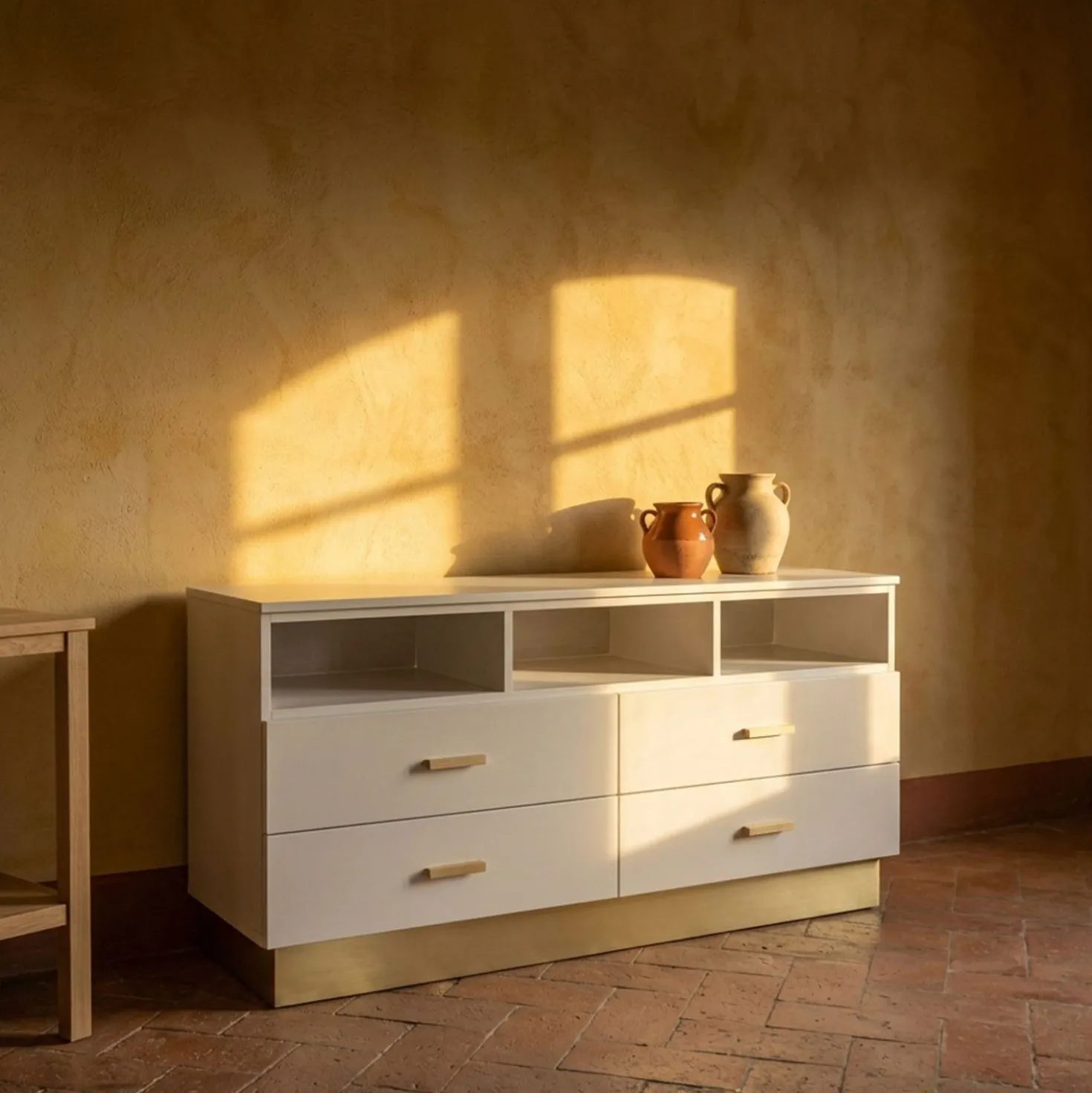 Meuble TV moderne 4 tiroirs Nestor Taupe clair et Or
