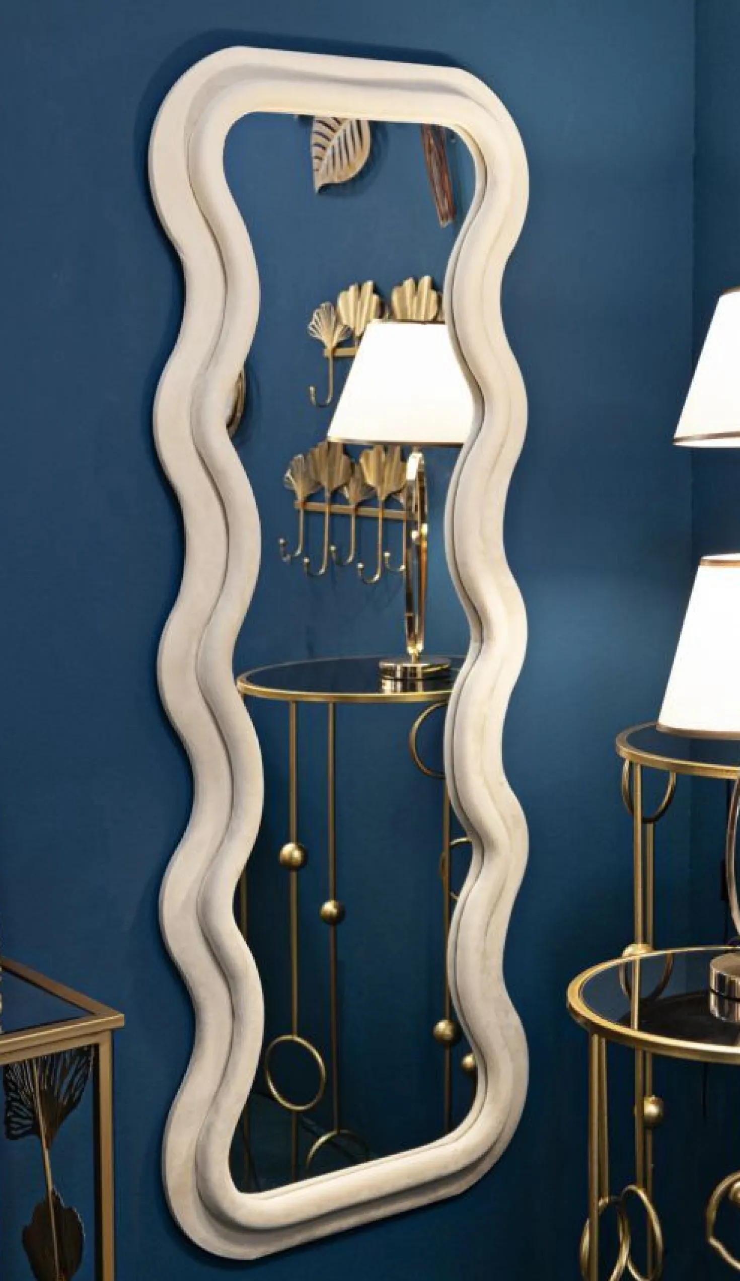 Miroir mural ondulé en bois et tissu crème