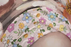 Peinture murale Naomi Bois massif avec applications en tissu multicolores