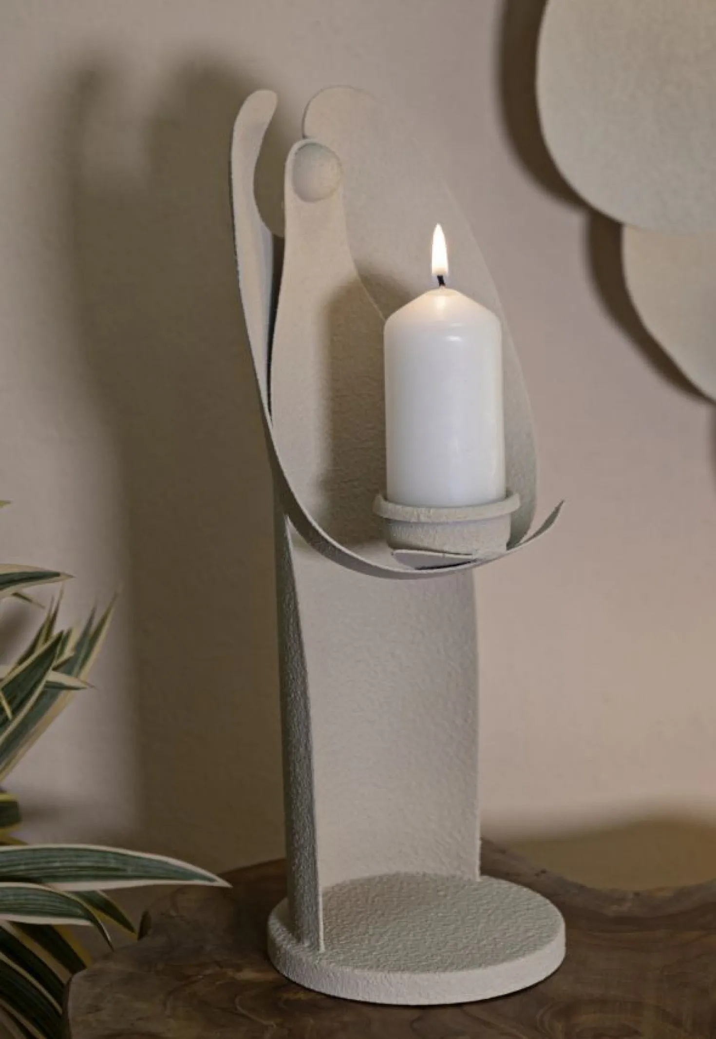 Porte-bougie design angélique en métal couleur Beige