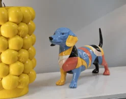 Sculpture chien teckel animée en polyrésine couleurs vives