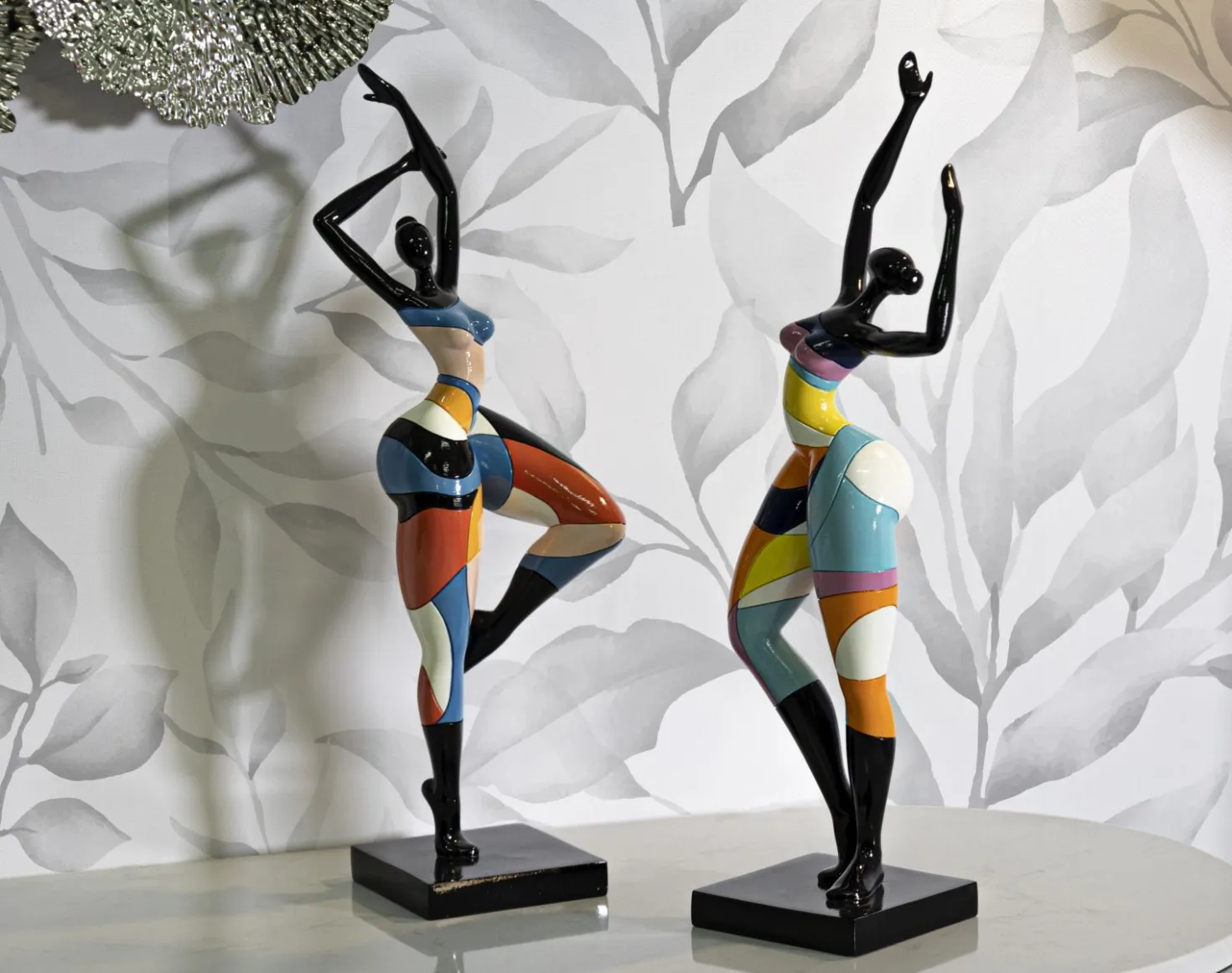 Sculpture Danseuse finition multicolore socle Noir en polyrésine