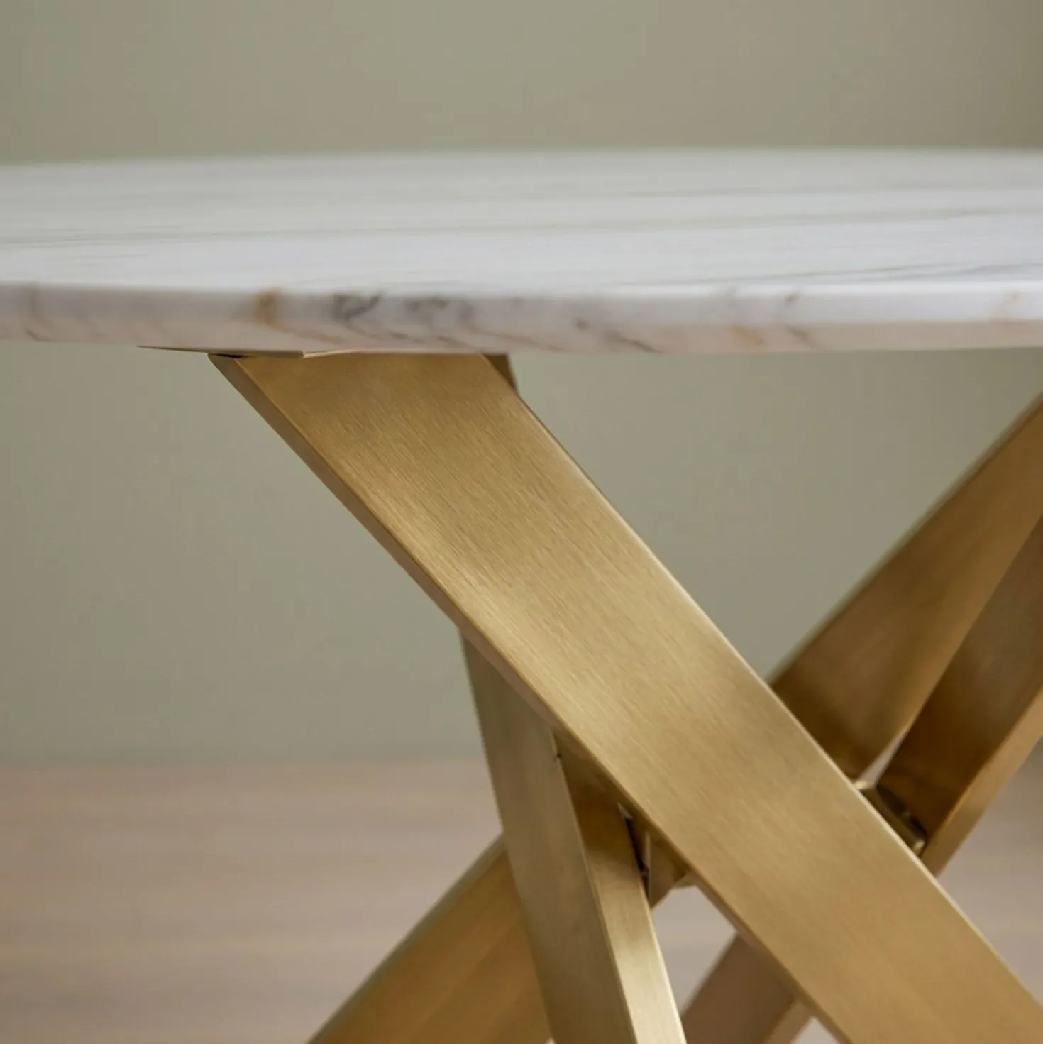 Table ronde Corix Verre effet Marbre Blanc et pieds Or