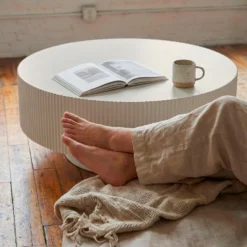 Table ronde L78,5cm avec rainures verticales sculptées Pulsar Blanc cassé