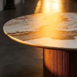 Table ronde moderne 120cm Églantine Céramique effet marbre blanc et pied colonne strié