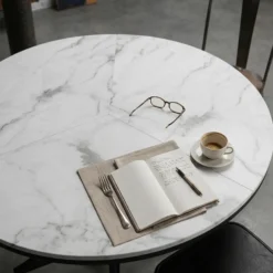 Table ronde pliante gain de place Foldine Ø80cm Métal Noir et Effet marbre Blanc