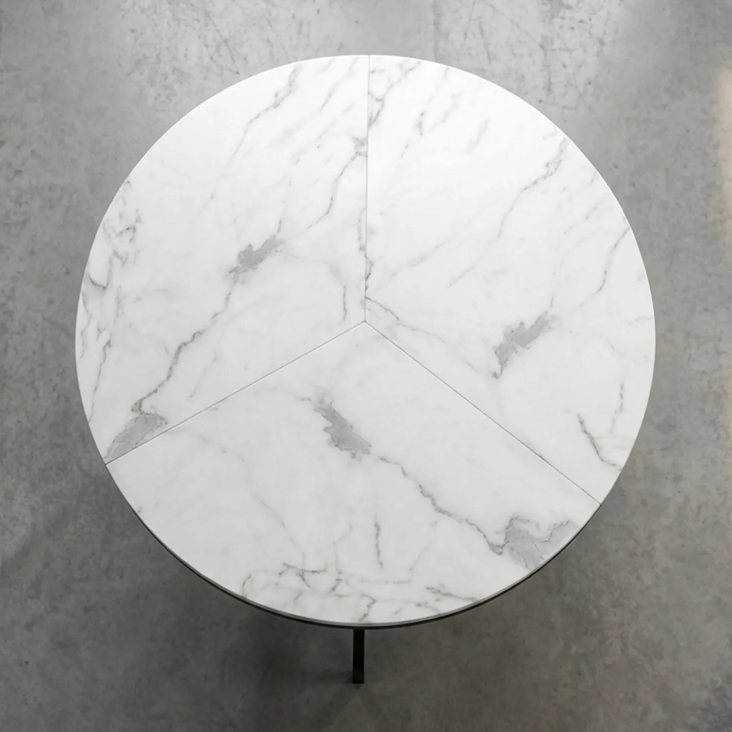 Table ronde pliante gain de place Foldine Ø80cm Métal Noir et Effet marbre Blanc