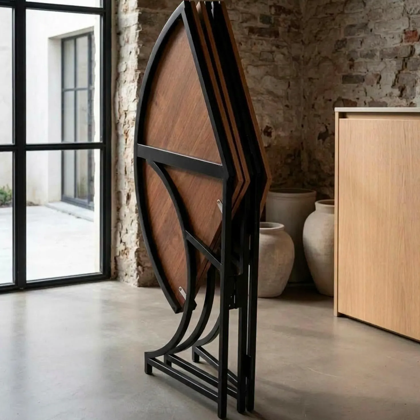 Table ronde pliante gain de place Foldine Ø80cm Métal Noir et Bois noisette