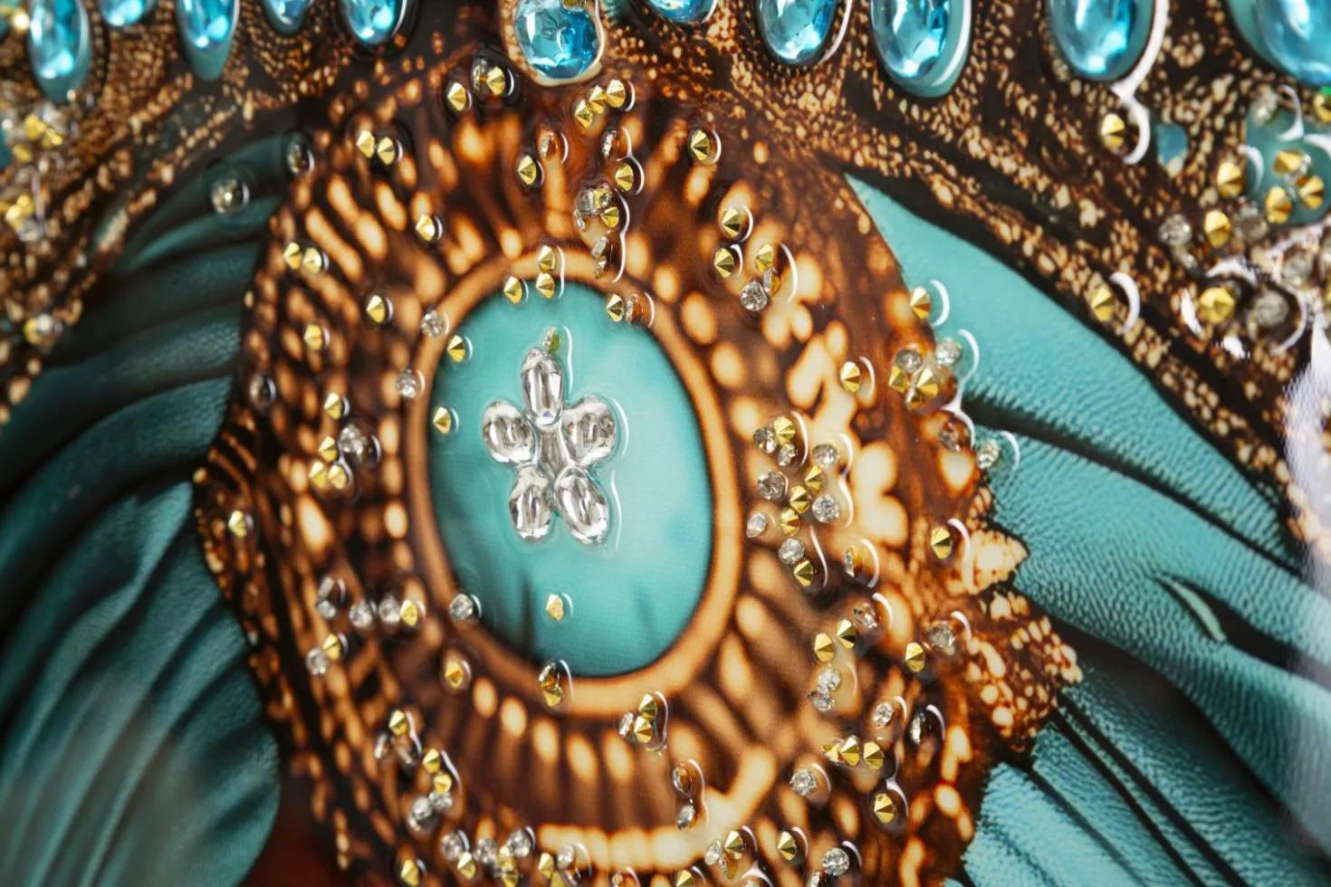 Toile laquée Maya visage exotique turquoise avec cadre