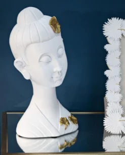 Tête de Bouddha en polyrésine blanche ornée de feuilles d'or