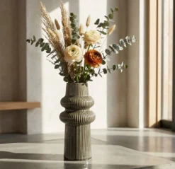 Vase Armony sculptural en céramique marron