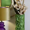 Vase déco en céramique verte décorée en relief